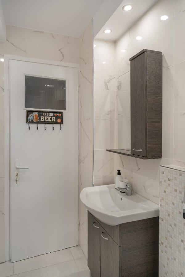 Comfy Apt Next To Metro เอเธนส์ ภายนอก รูปภาพ